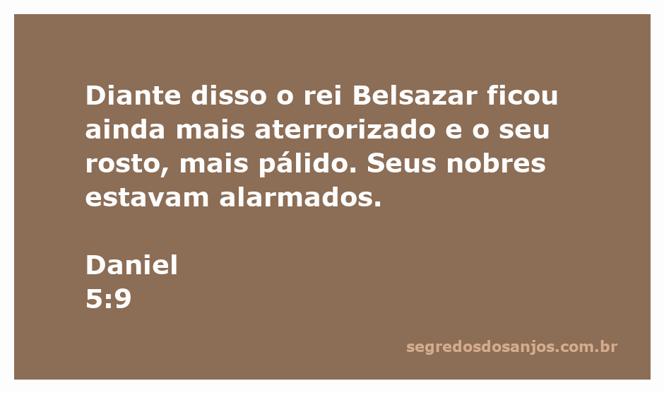 Rei Belsazar aterrorizado ao ver a escrita na parede, simbolizando o temor e a inquietação dos nobres.