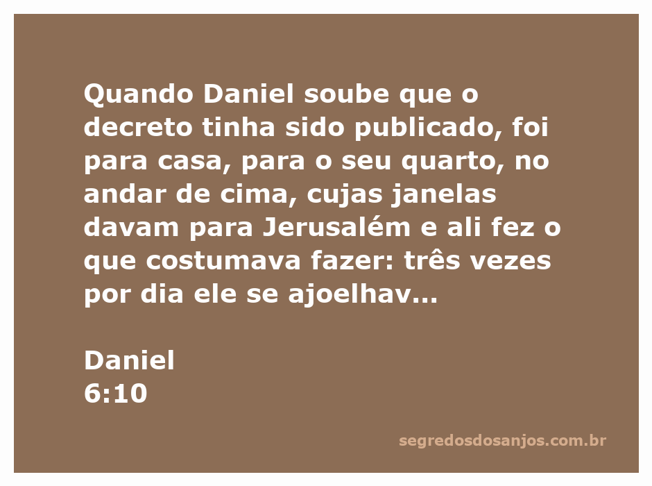 Daniel ajoelhado em oração em seu quarto, com janelas abertas voltadas para Jerusalém, simbolizando sua devoção a Deus.