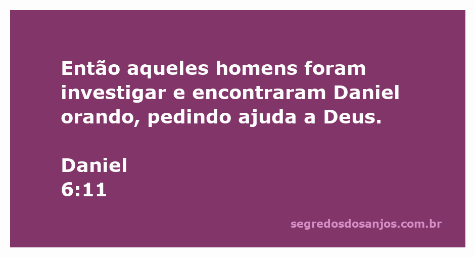 Daniel em oração, buscando ajuda de Deus, enquanto é observado por outros homens.