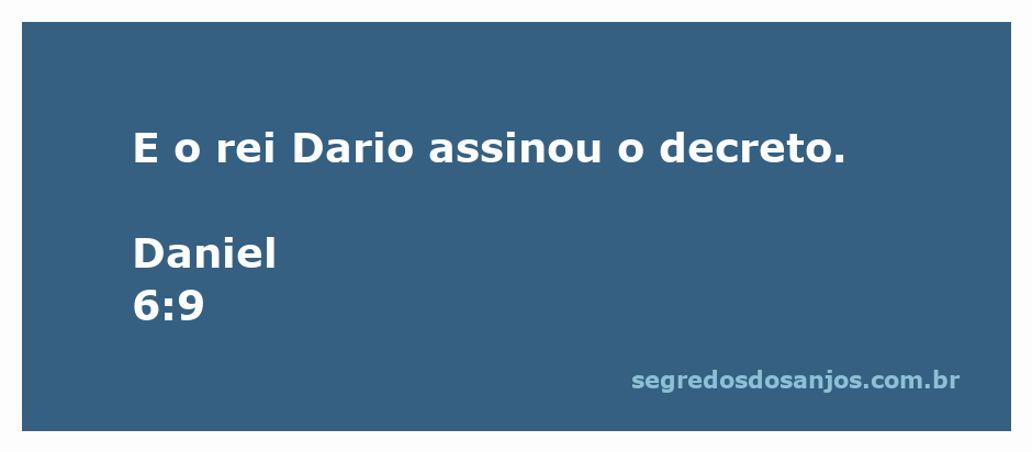O rei Dario assinando um decreto, simbolizando a autoridade e a importância das decisões governamentais.