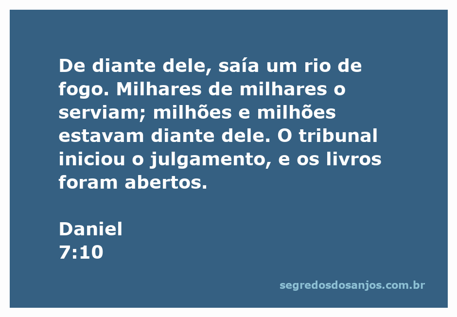 Visão de Daniel 7:10, retratando um tribunal celestial com um rio de fogo e multidões servindo diante de um trono divino.