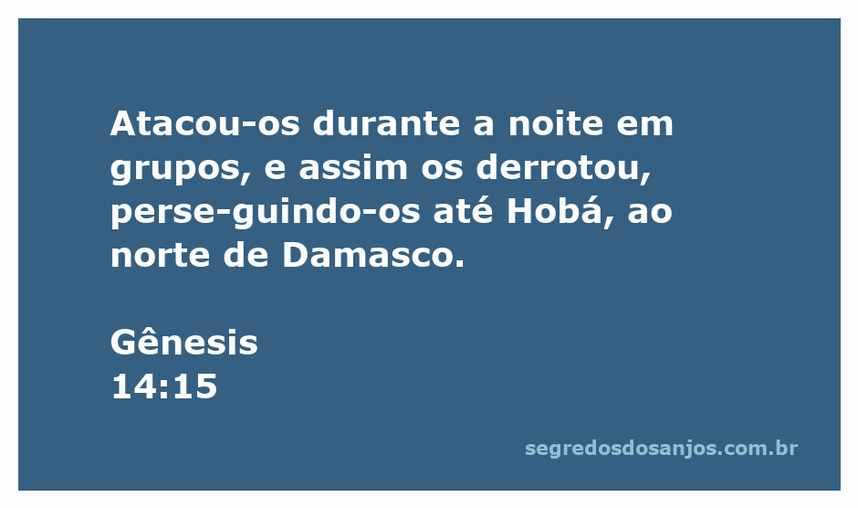 Ilustração de uma batalha noturna conforme descrito em Gênesis 14:15, mostrando guerreiros atacando em grupos.
