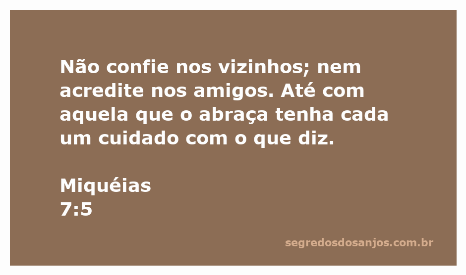 Versículo de Miquéias 7:5 com uma imagem de um grupo de pessoas em conversa, simbolizando a desconfiança nas relações interpessoais.