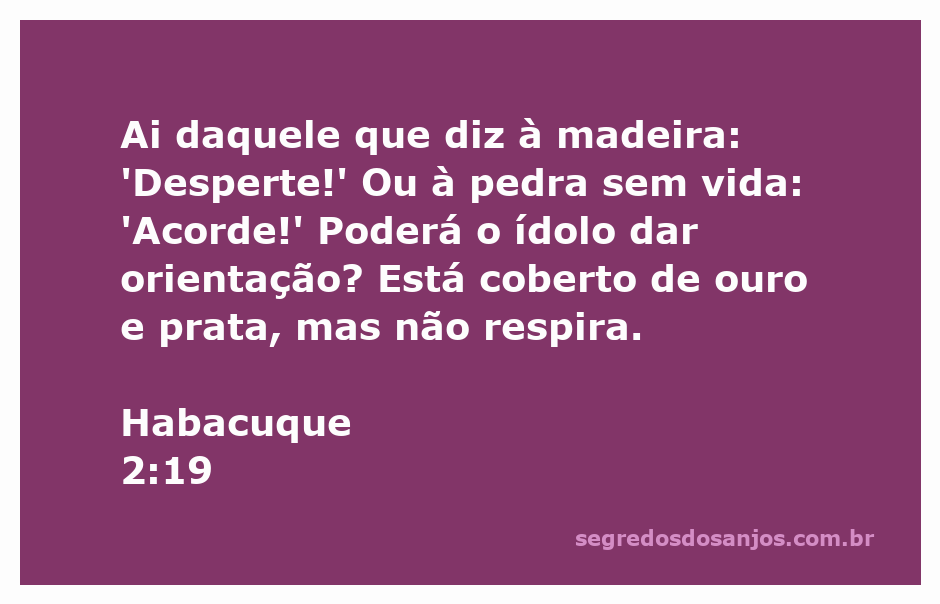 Imagem de um ídolo em madeira e pedra, simbolizando a crítica a ídolos sem vida conforme Habacuque 2:19