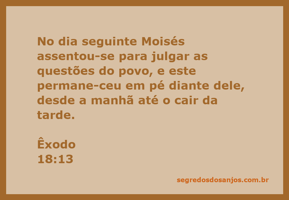 Moisés sentado para julgar o povo, com pessoas em pé ao seu redor, representando a passagem de Êxodo 18:13.