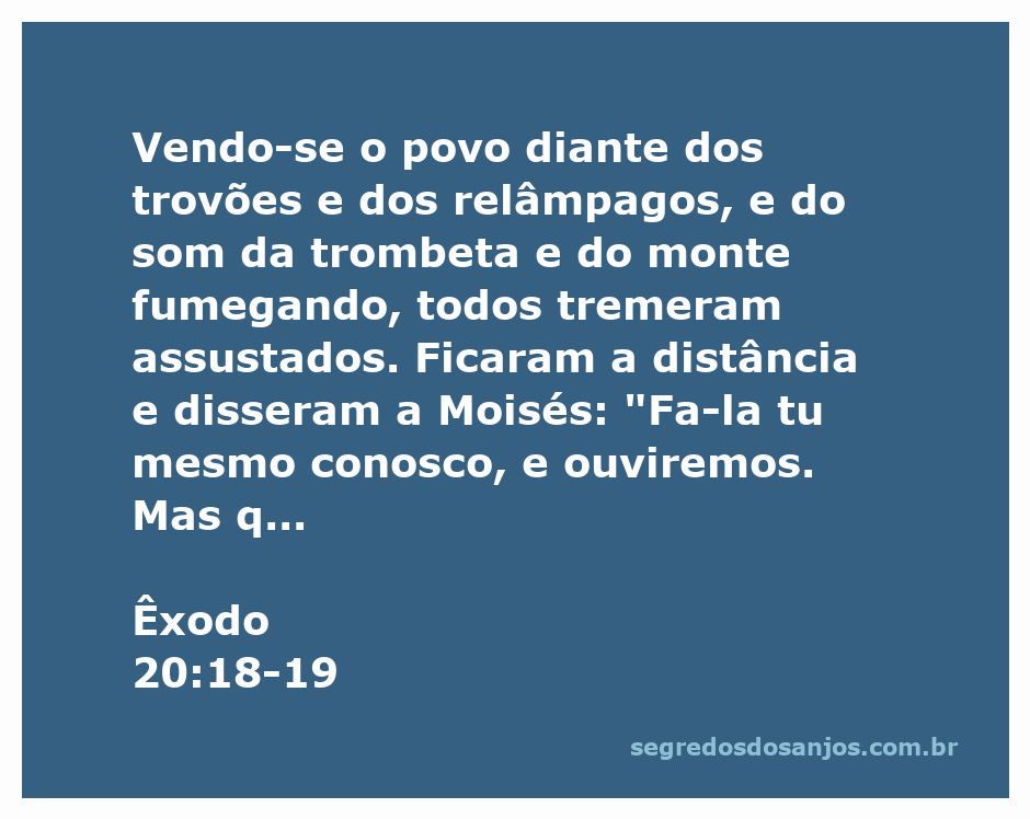 O povo de Israel assustado diante do monte Sinai durante a entrega dos Dez Mandamentos, com trovões e relâmpagos ao fundo.