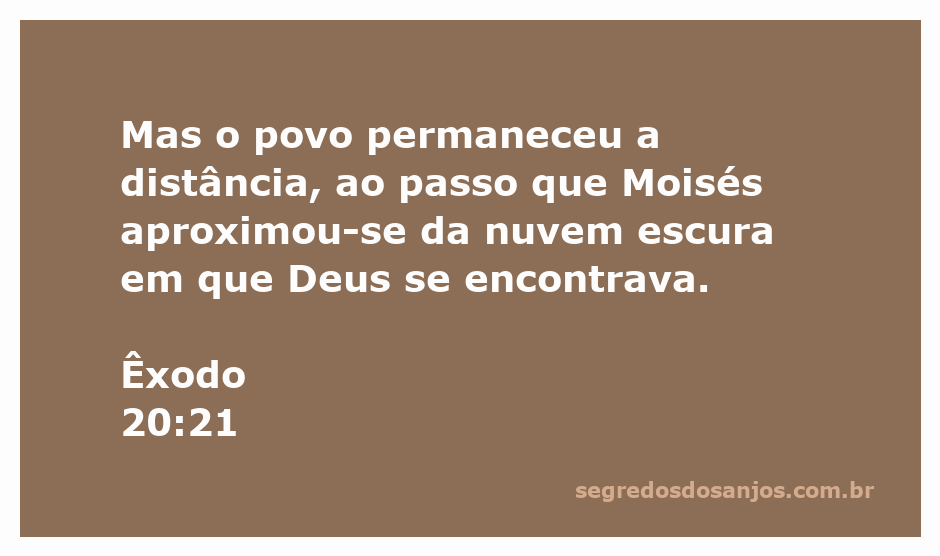 Moisés se aproximando da nuvem escura simbolizando a presença de Deus, enquanto o povo observa a distância.