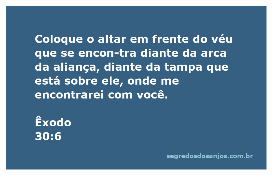 Altar posicionado diante do véu, simbolizando a presença de Deus na arca da aliança.