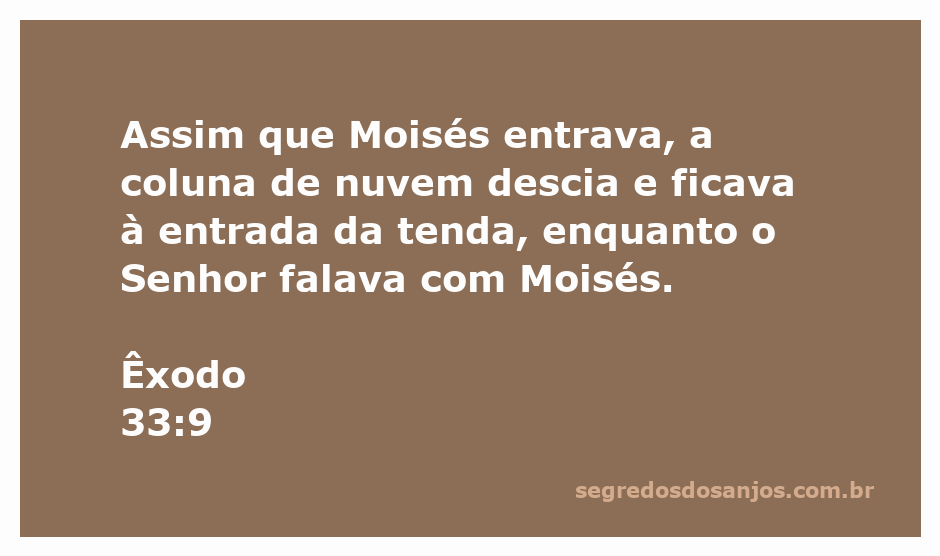 Moisés conversando com Deus na tenda, com a coluna de nuvem descendo.