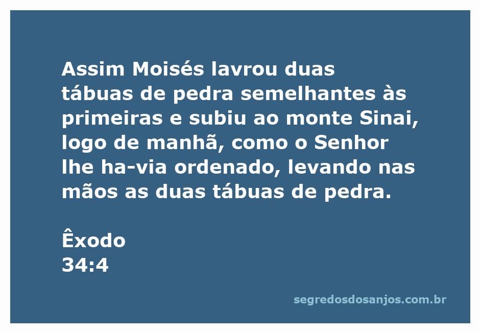 Moisés segurando as duas tábuas de pedra no monte Sinai ao amanhecer.
