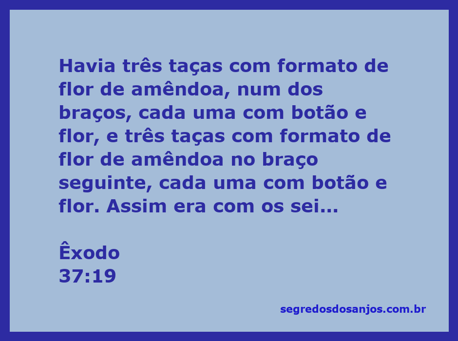 Candelabro com design de flores de amêndoa, destacando três taças em cada braço com botão e flor.