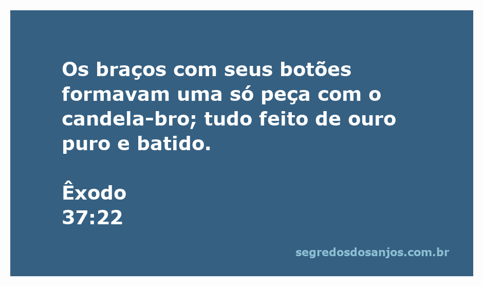 Candeeiro de ouro puro batido com braços e botões integrados, representando a estrutura descrita em Êxodo 37:22.
