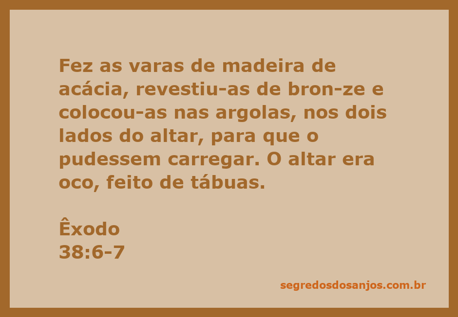 Imagem do altar do sacrifício com varas de madeira de acácia revestidas de bronze, ilustrando Êxodo 38:6-7.