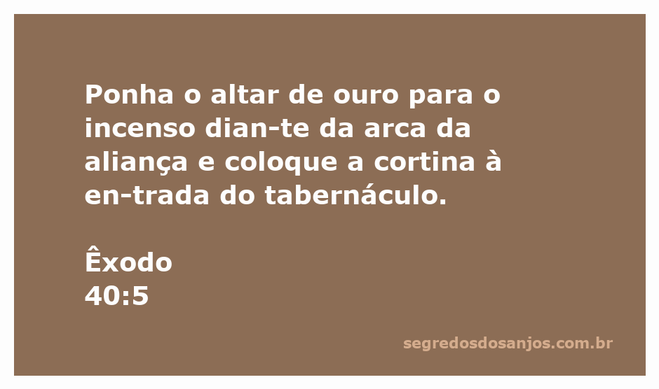 Imagem do altar de ouro para o incenso diante da arca da aliança no tabernáculo