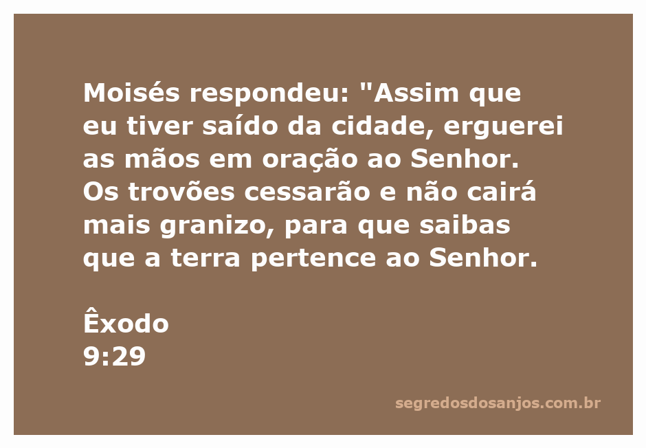 Moisés erguendo as mãos em oração ao Senhor, simbolizando a intercessão e a soberania divina sobre a terra.