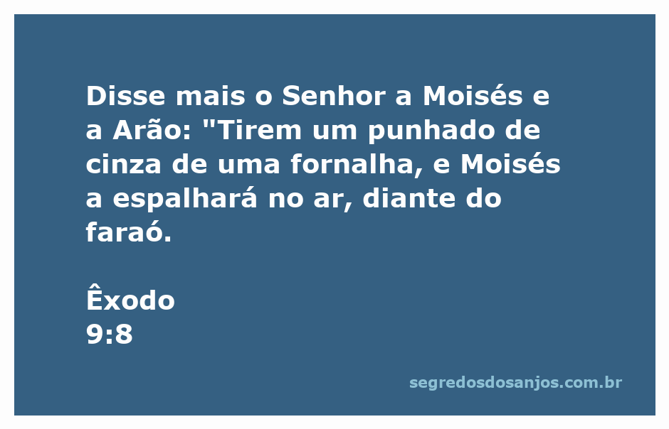 Moisés espalhando cinza no ar diante do faraó, conforme instrução divina em Êxodo 9:8.