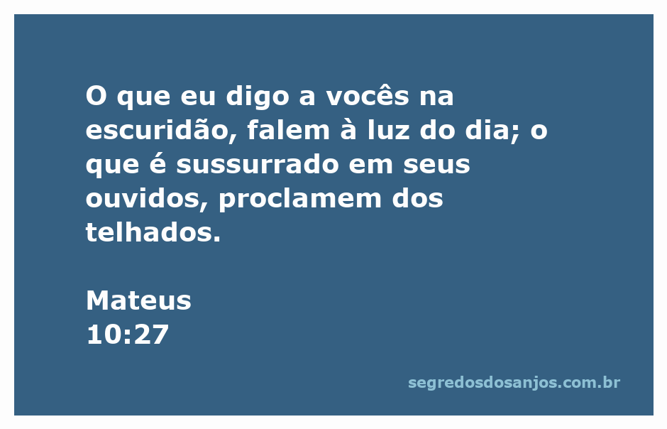 Versículo de Mateus 10:27 com a imagem de uma pessoa falando em um telhado sob a luz do dia.