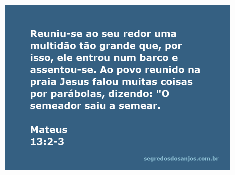 Ilustração de Jesus ensinando aos seguidores à beira da praia, enquanto uma multidão o ouve atentamente.