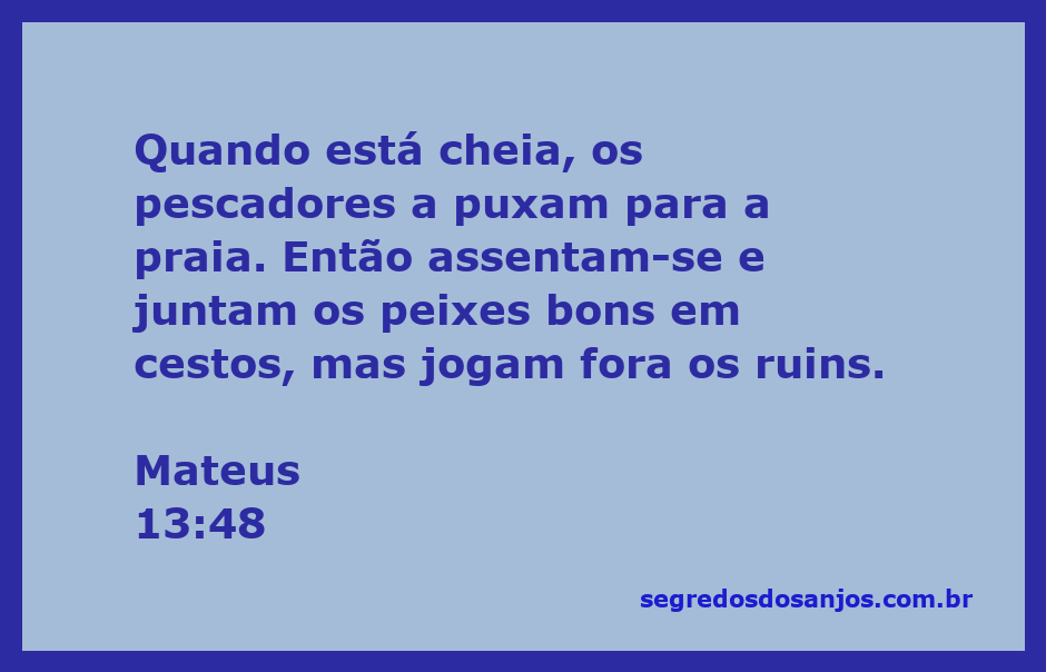 Pescadores puxando uma rede cheia de peixes para a praia, separando os bons dos ruins.