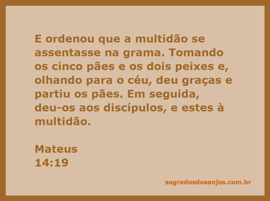 Jesus partindo cinco pães e dois peixes para alimentar a multidão.