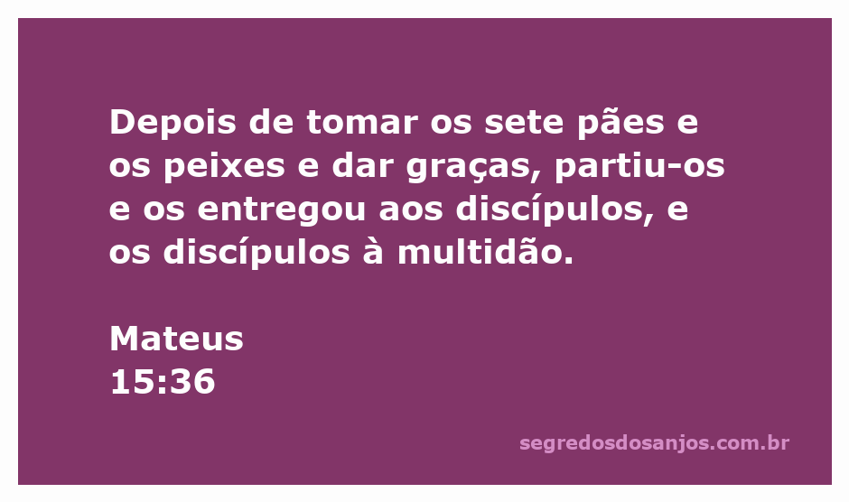 Jesus partindo sete pães e peixes e entregando aos discípulos para alimentar a multidão.