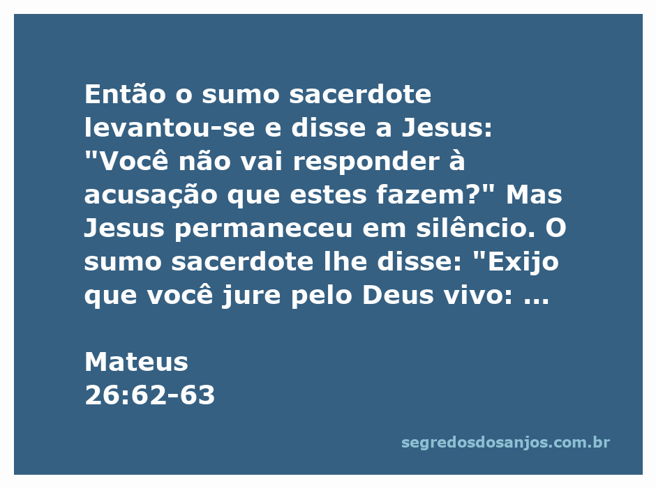 Jesus em silêncio diante do sumo sacerdote durante o julgamento, com a multidão ao fundo.