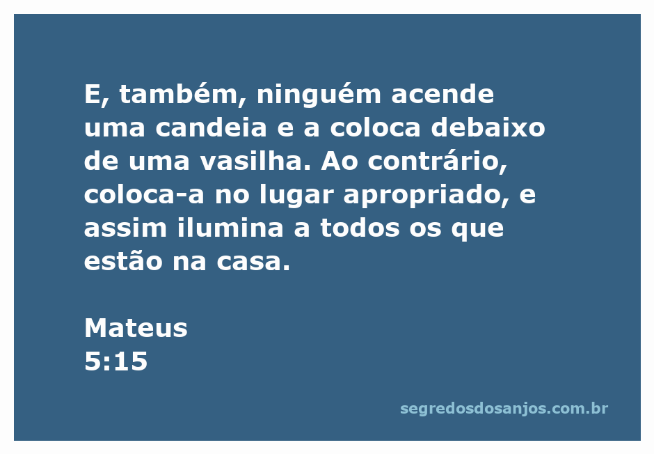 Uma candeia acesa colocada em um suporte visível, iluminando um ambiente escuro.