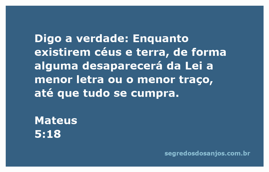 Versículo de Mateus 5:18 com uma bela imagem de céu e terra ao fundo.