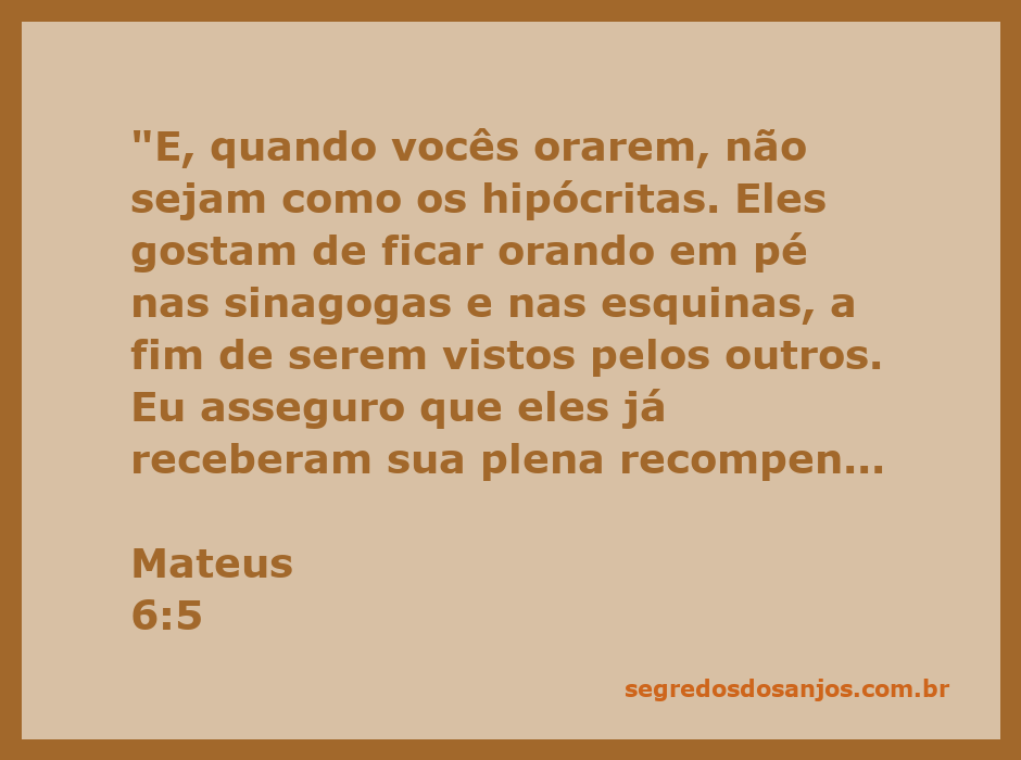 Imagem de uma pessoa orando em um ambiente público, simbolizando a hipocrisia na oração.