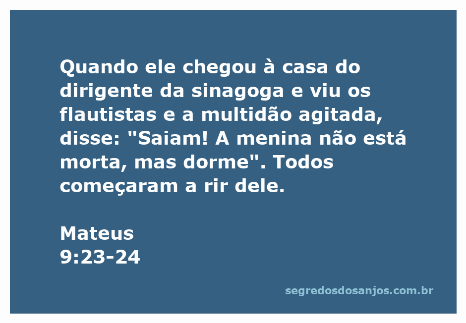 Jesus falando com a multidão ao chegar à casa do dirigente da sinagoga, onde flautistas estão presentes e as pessoas estão agitadas.