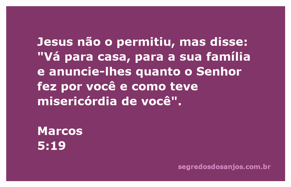 Imagem de um homem contando sua história de cura e misericórdia para sua família, inspirado em Marcos 5:19.