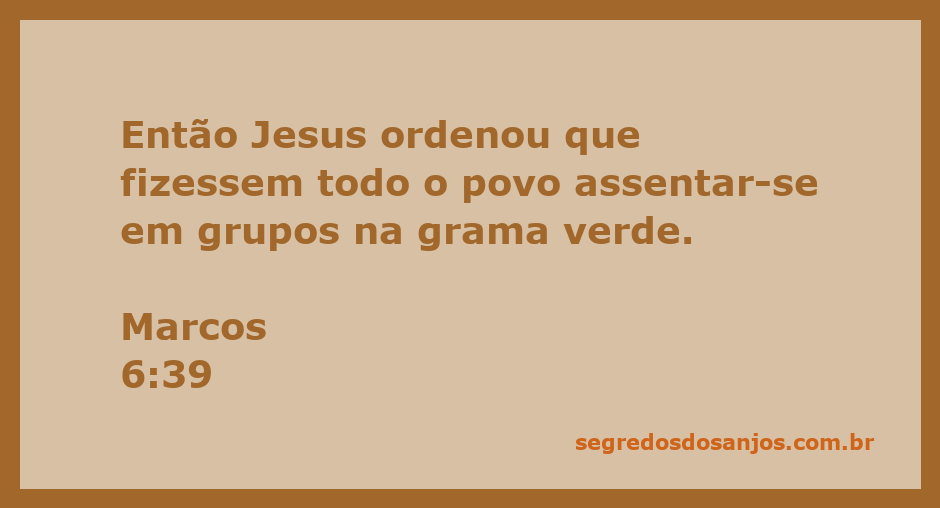 Jesus orientando o povo a se sentar em grupos na grama verde.