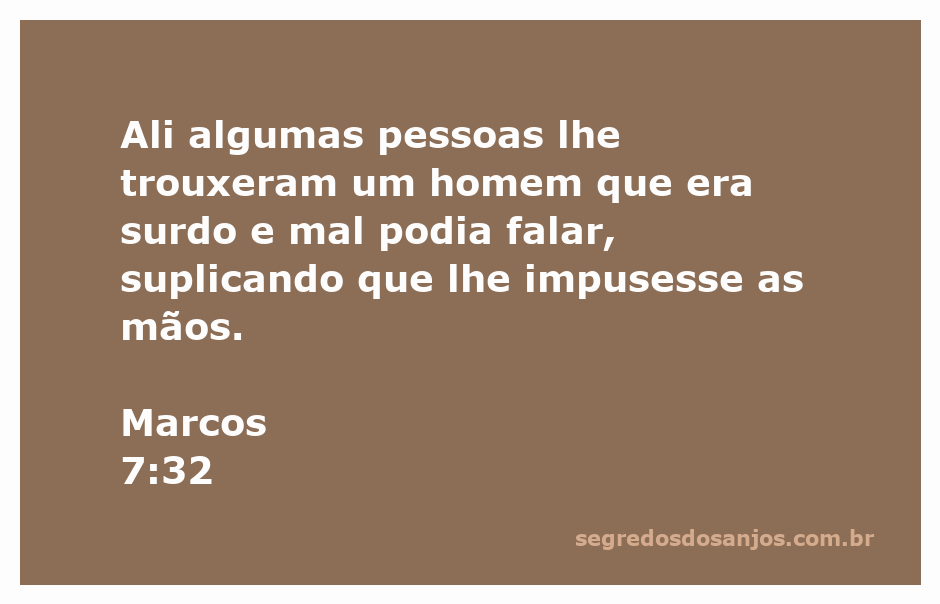 Imagem de um homem surdo que mal pode falar, sendo levado por pessoas para receber ajuda.