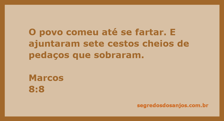 Imagem representando a multidão se alimentando e os cestos cheios de sobras da refeição descrita em Marcos 8:8.