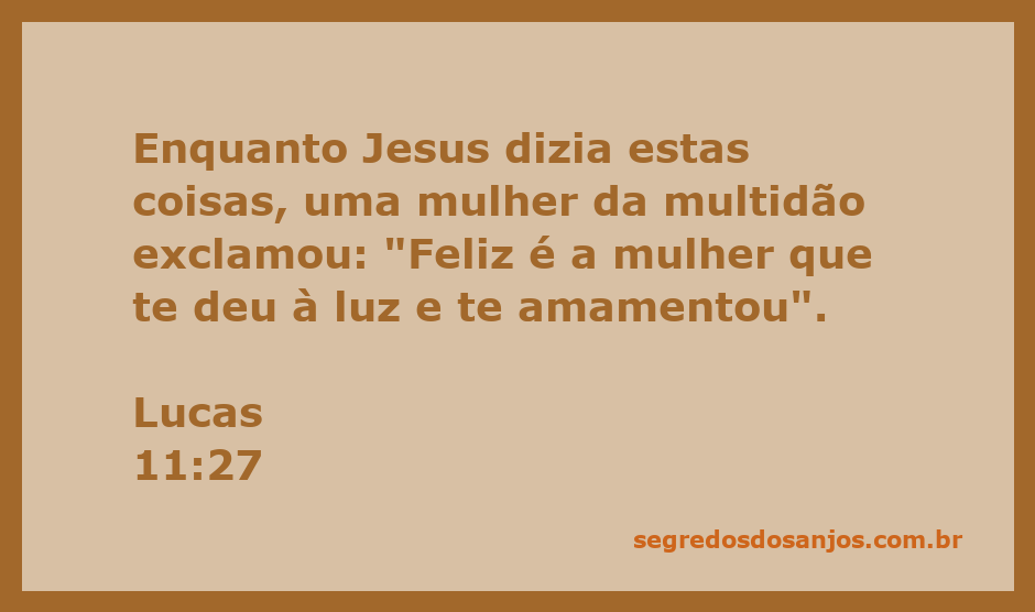 Imagem de uma mulher na multidão exaltando a maternidade de Jesus