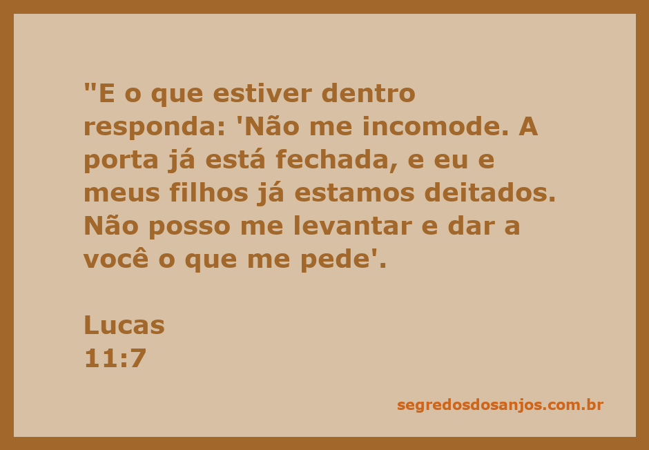 Ilustração de um homem recusando abrir a porta à noite, representando a passagem de Lucas 11:7.