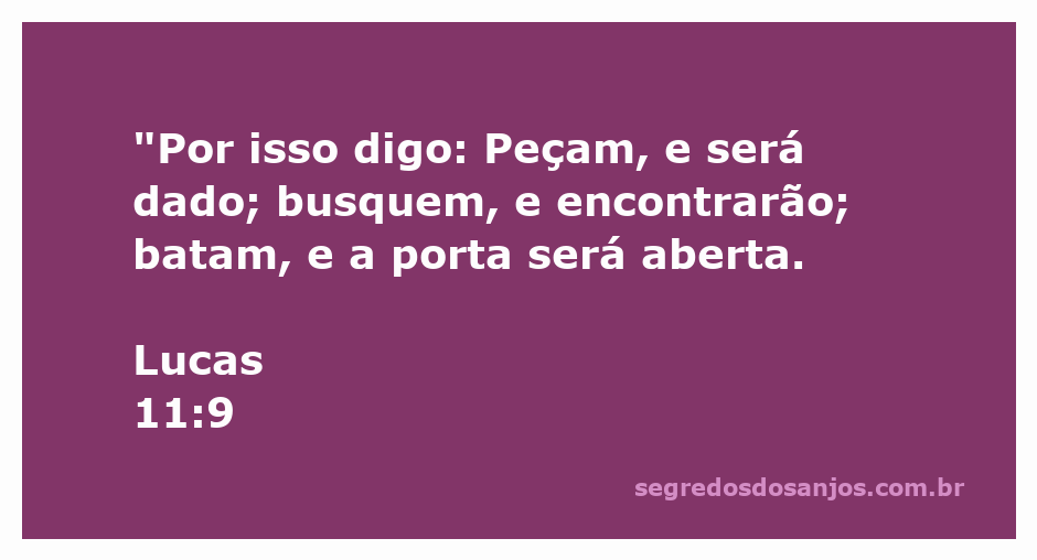 Versículo bíblico de Lucas 11:9 com uma imagem inspiradora de uma porta entreaberta simbolizando oportunidades e respostas às orações.