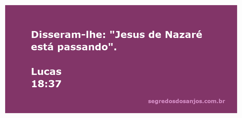 Imagem de Jesus passando por uma multidão em Nazaré, conforme descrito em Lucas 18:37.