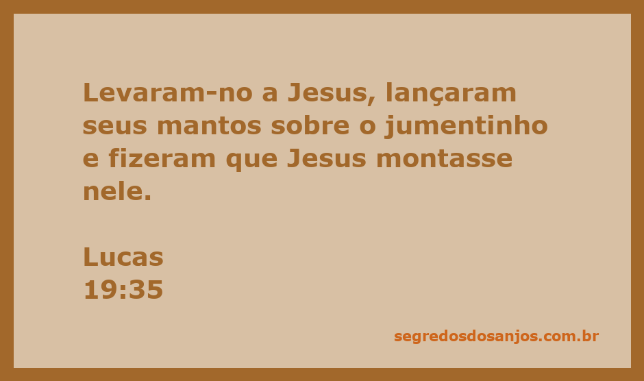 Jesus montando em um jumentinho com mantos colocados sobre ele, simbolizando sua entrada triunfal em Jerusalém.