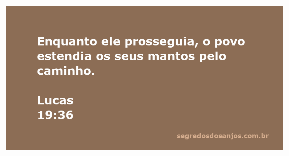 Povo estendendo mantos pelo caminho durante a entrada de Jesus em Jerusalém.