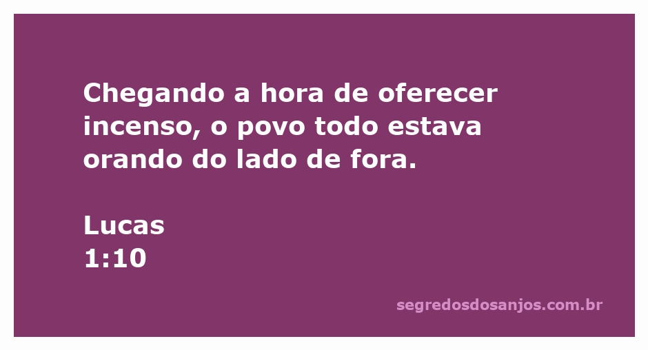 Pessoas orando do lado de fora enquanto incenso é oferecido