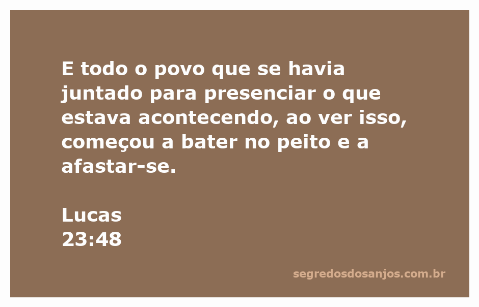 Pessoas emocionadas se afastando após testemunhar a crucificação de Jesus, conforme descrito em Lucas 23:48.