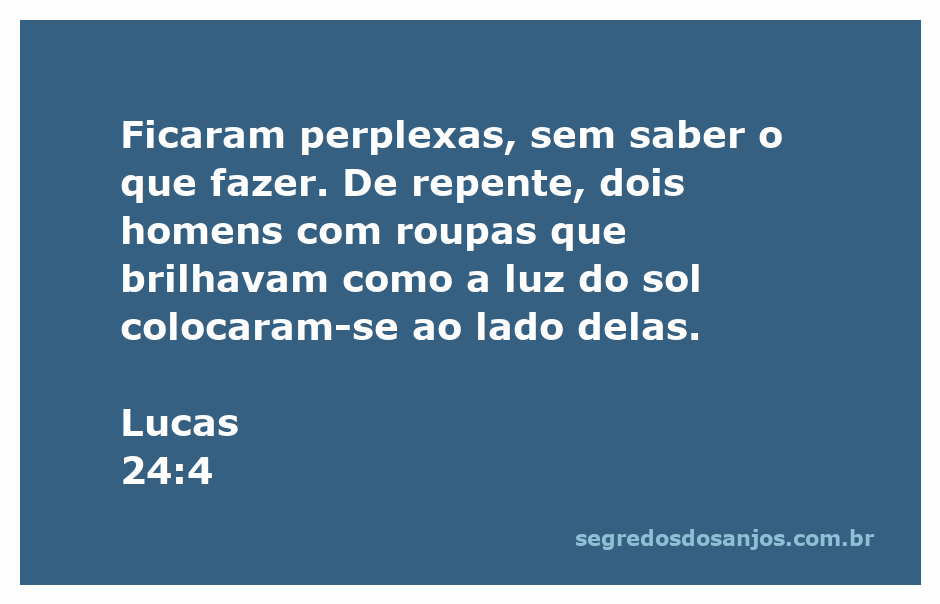 Duas mulheres perplexas diante de dois homens com roupas brilhantes, representando a cena do versículo Lucas 24:4.