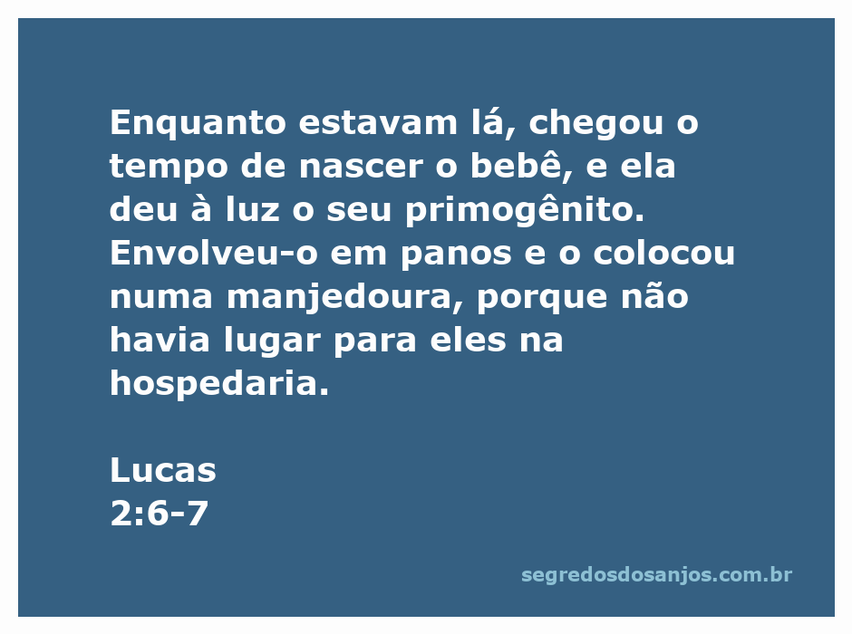 Imagem do nascimento de Jesus em uma manjedoura, com Maria e José ao fundo.
