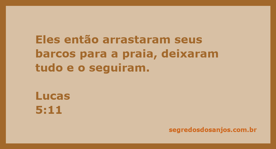 Pescadores arrastando seus barcos para a praia, simbolizando a entrega e o seguimento de Jesus.