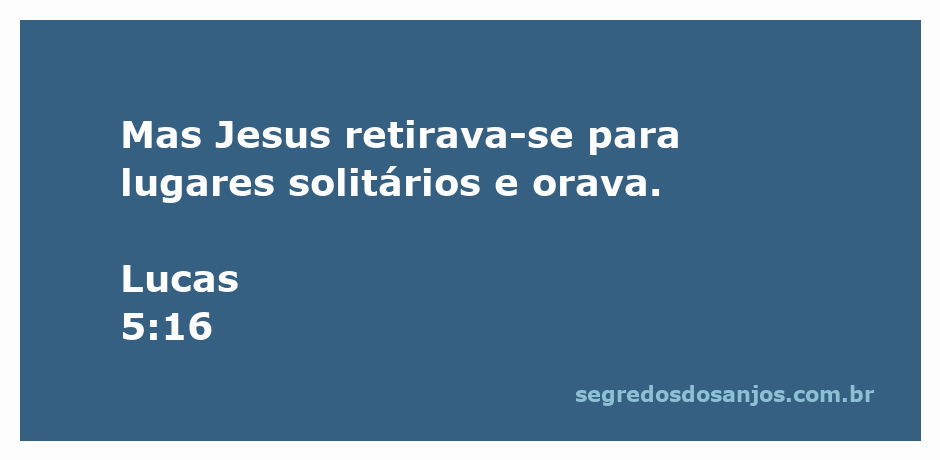 Jesus em um lugar solitário, orando e buscando conexão com Deus.
