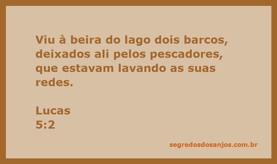Dois barcos de pescadores à beira do lago, com redes sendo lavadas.