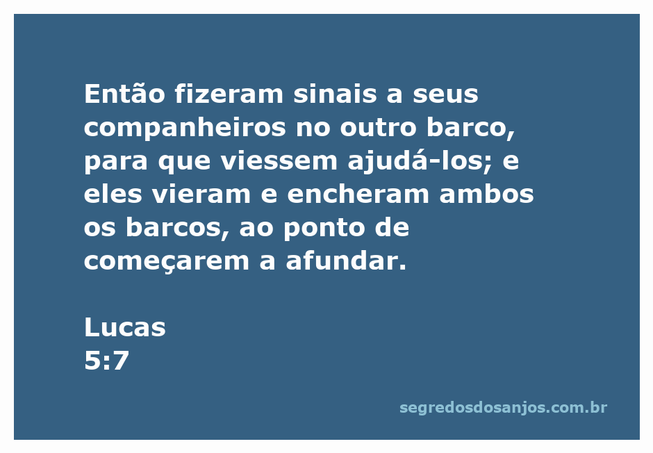 Homens pescadores sinalizando para o barco vizinho enquanto seus barcos estão cheios de peixes.