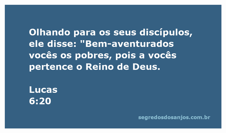 Jesus falando aos seus discípulos sobre a bem-aventurança dos pobres, com fundo ilustrativo do Reino de Deus.
