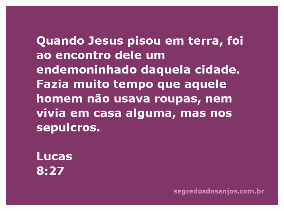 Imagem de um homem endemoninhado encontrando Jesus na praia, simbolizando a luta contra as forças do mal.